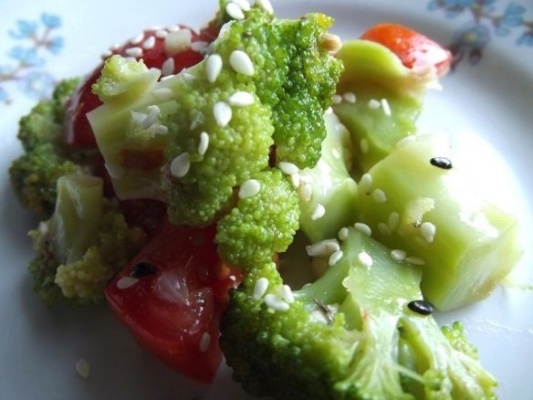Салат из брокколи с чесночной заправкой